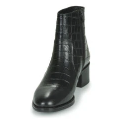 Betty London Noume 12 Betty London Noume -Betty London 18089550 500 C