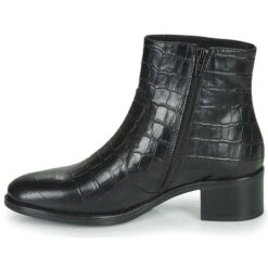 Betty London Noume 13 Betty London Noume -Betty London 18089550 500 D