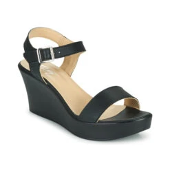 Betty London Charlota