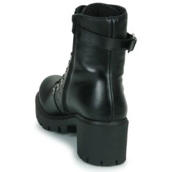 Betty London Manoue 14 Betty London Manoue -Betty London 23132842 500 E