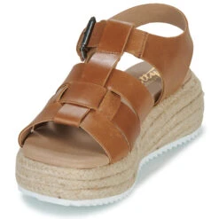 Betty London Camelia -Betty London 24278534 500 C